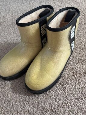 UGG Short Boot in Cream with Black Trim